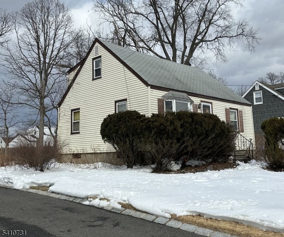 154 Oakmanor Pkwy, South Plainfield Boro, NJ 07080