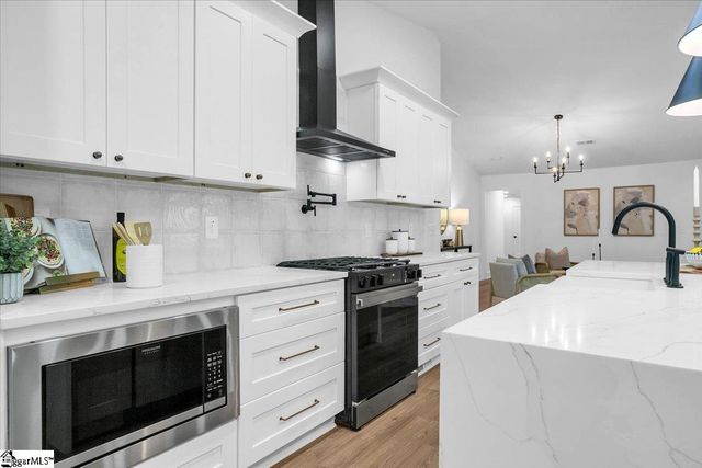 2 Dahlglen Avenue, Greenville, SC 29607