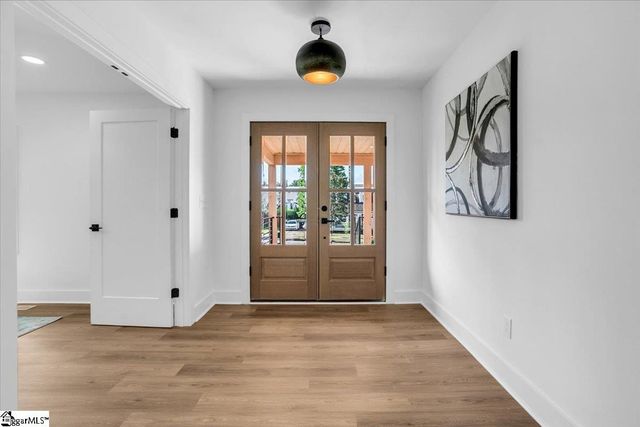 2 Dahlglen Avenue, Greenville, SC 29607