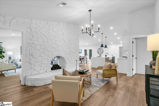 2 Dahlglen Avenue, Greenville, SC 29607