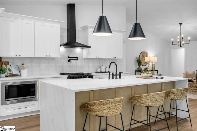 2 Dahlglen Avenue, Greenville, SC 29607