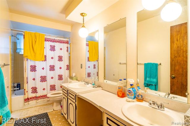 2861 Franklin Park Drive, Sterling Heights, MI 48310