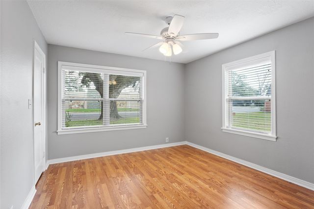 302 S Hardie Street, Alvin, TX 77511