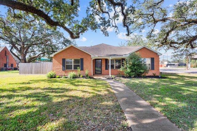302 S Hardie Street, Alvin, TX 77511
