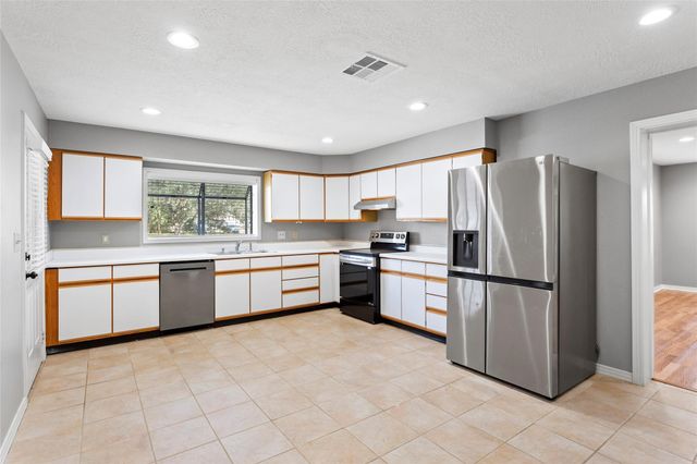 302 S Hardie Street, Alvin, TX 77511