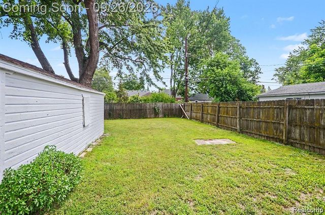 23116 Beechwood Avenue, Eastpointe, MI 48021