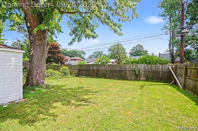 23116 Beechwood Avenue, Eastpointe, MI 48021
