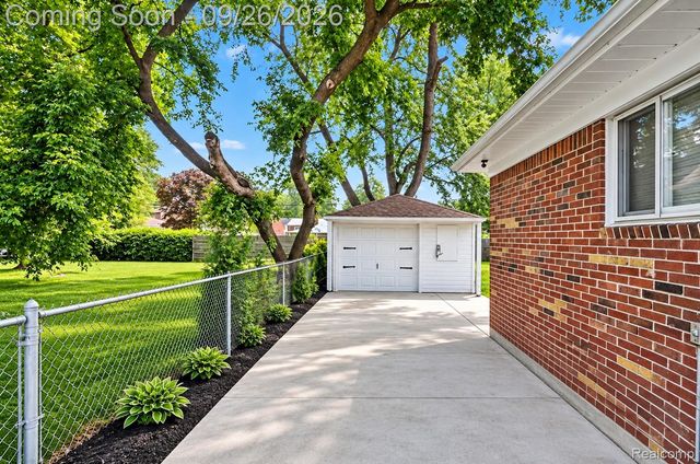 23116 Beechwood Avenue, Eastpointe, MI 48021