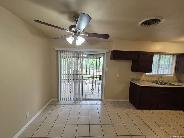 5211 CINDERELLA ST, Kirby, TX 78219