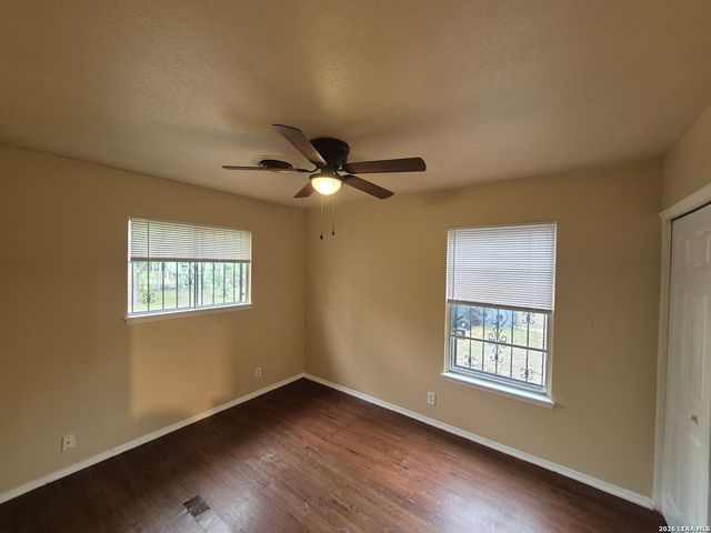 5211 CINDERELLA ST, Kirby, TX 78219