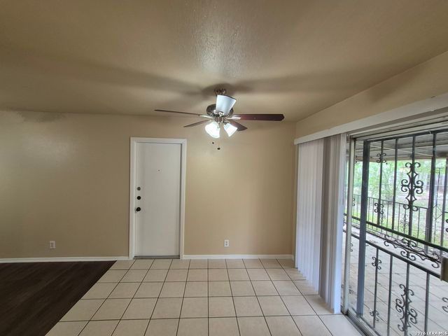 5211 CINDERELLA ST, Kirby, TX 78219