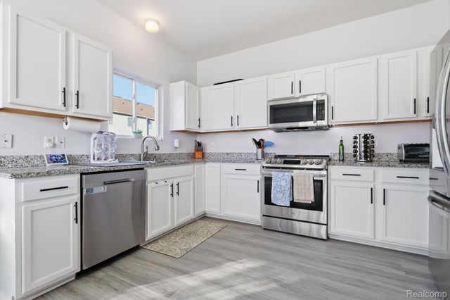 36123 Dominion Circle, Sterling Heights, MI 48310