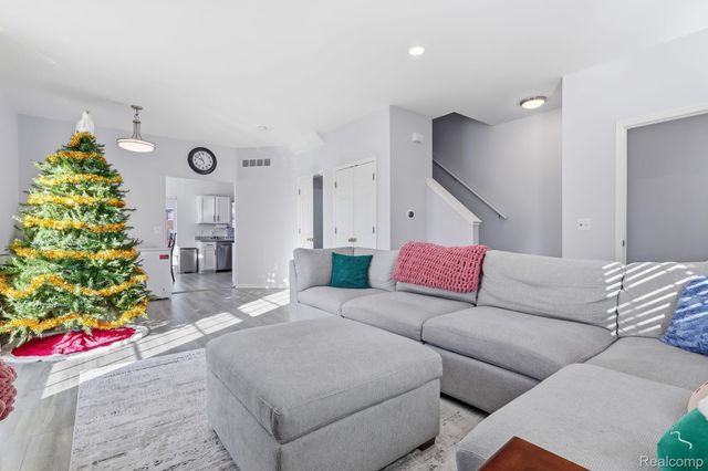 36123 Dominion Circle, Sterling Heights, MI 48310