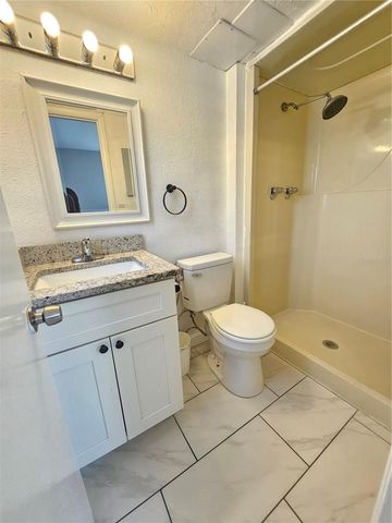 460 BASE AVENUE E 110, Venice, FL 34285