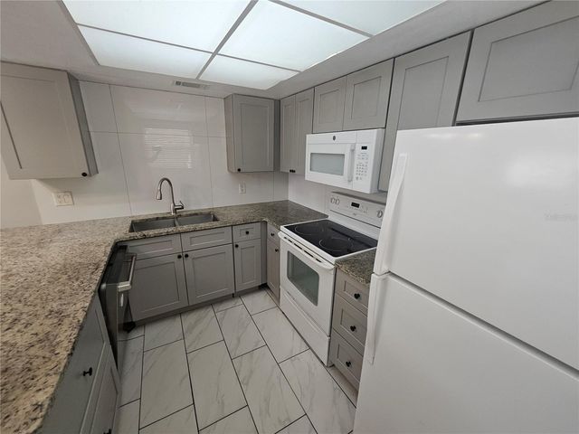 460 BASE AVENUE E 110, Venice, FL 34285