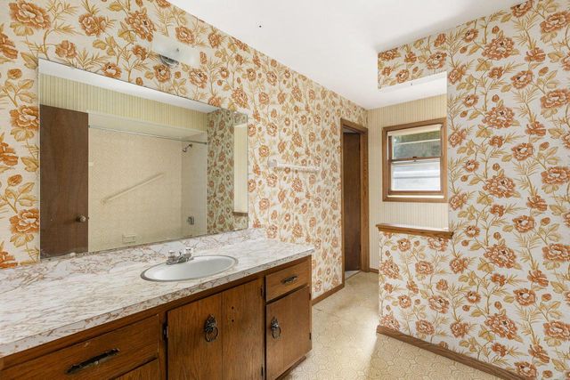 7143 Horizon DRIVE, Greendale, WI 53129