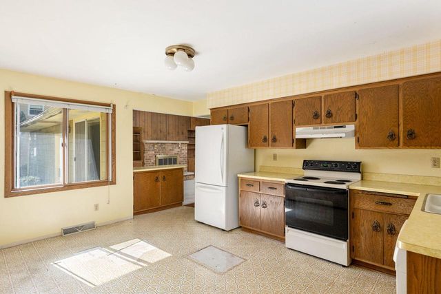 7143 Horizon DRIVE, Greendale, WI 53129