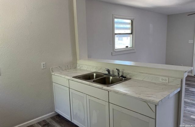 2609 W Poplar, San Antonio, TX 78207