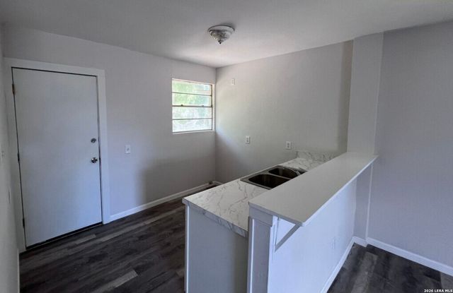 2609 W Poplar, San Antonio, TX 78207