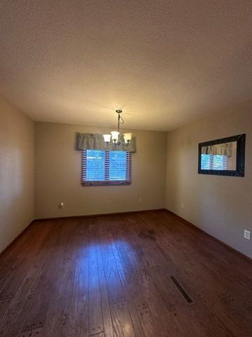 206 W Glenn St, Mulvane, KS 67110
