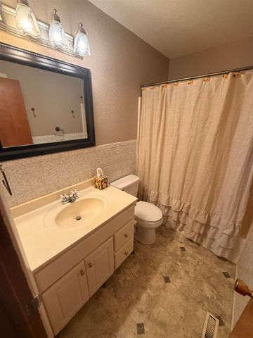206 W Glenn St, Mulvane, KS 67110