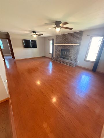 206 W Glenn St, Mulvane, KS 67110