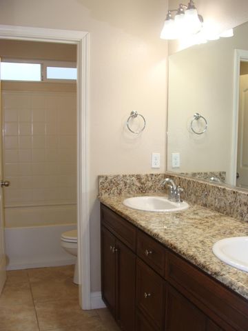 7477 N La Paz Avenue, Fresno, CA 93722