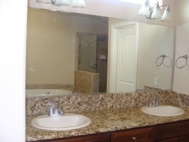 7477 N La Paz Avenue, Fresno, CA 93722