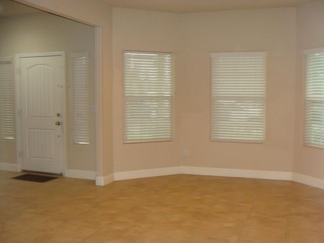 7477 N La Paz Avenue, Fresno, CA 93722