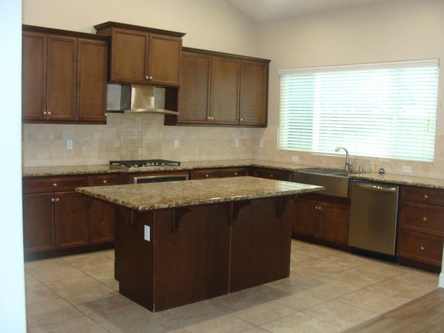 7477 N La Paz Avenue, Fresno, CA 93722