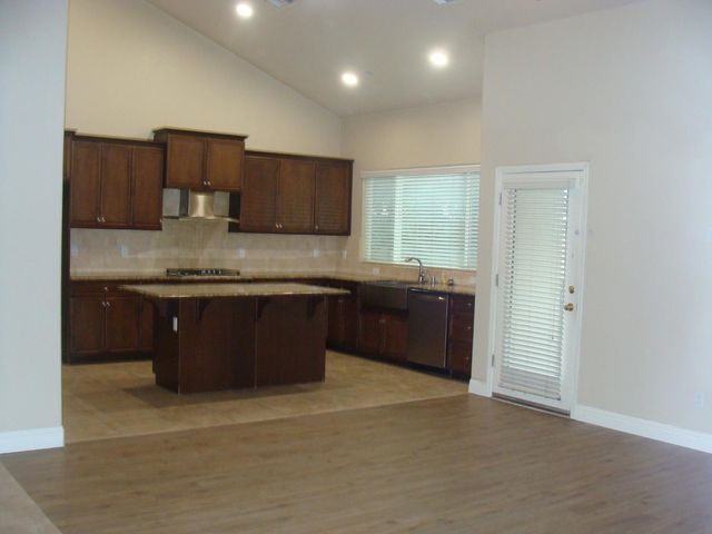 7477 N La Paz Avenue, Fresno, CA 93722