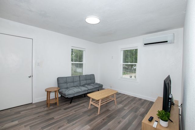 1270 E 36th Court, Des Moines, IA 50317