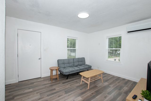 1270 E 36th Court, Des Moines, IA 50317