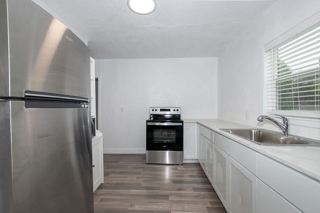 1270 E 36th Court, Des Moines, IA 50317