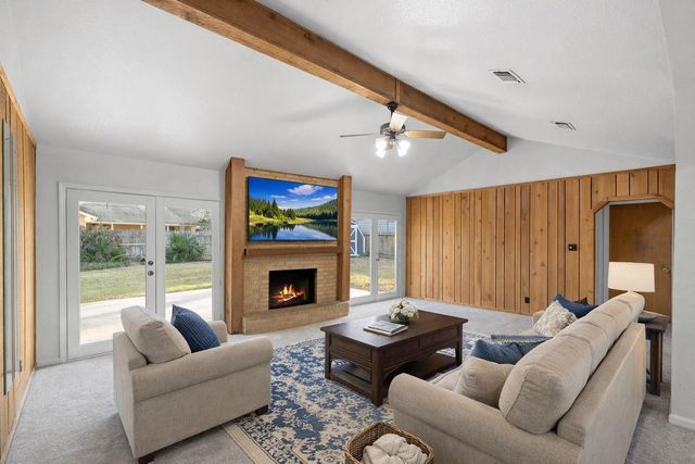 661 S College Street, La Grange, TX 78945