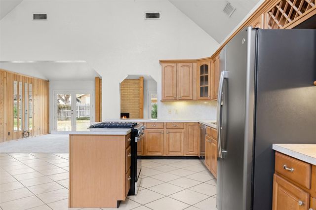 661 S College Street, La Grange, TX 78945