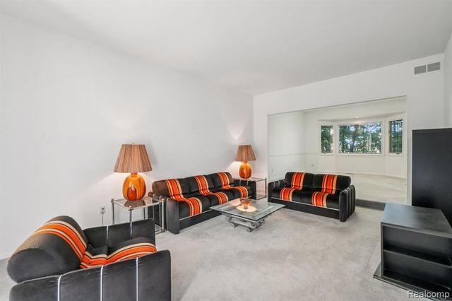 8110 High Point Trail, White Lake, MI 48386