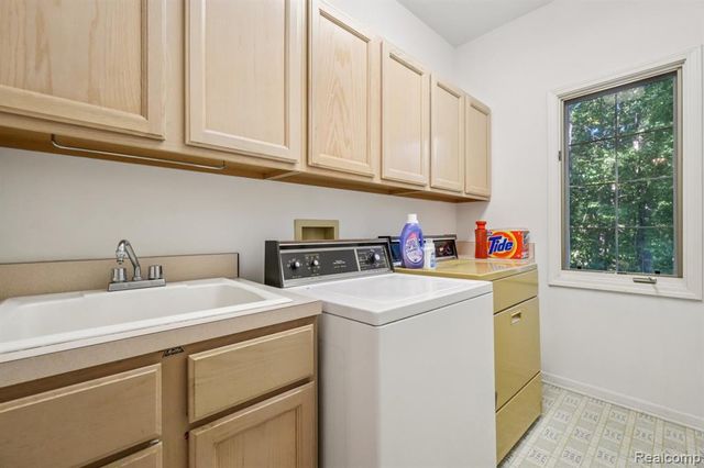 8110 High Point Trail, White Lake, MI 48386