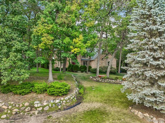 8110 High Point Trail, White Lake, MI 48386
