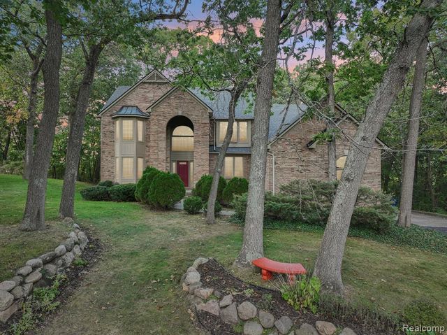 8110 High Point Trail, White Lake, MI 48386