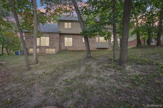 8110 High Point Trail, White Lake, MI 48386