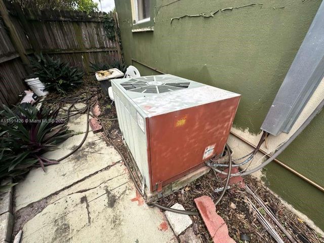 4411 NW 34th St, Lauderdale Lakes, FL 33319