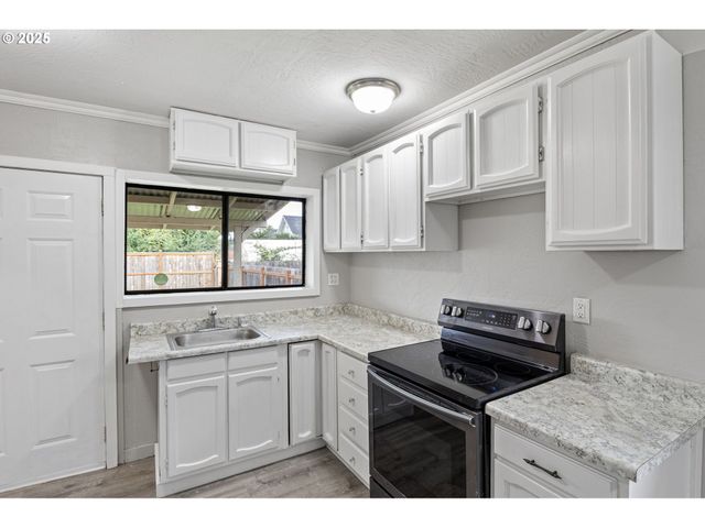 221 S 11TH St, Cottage Grove, OR 97424