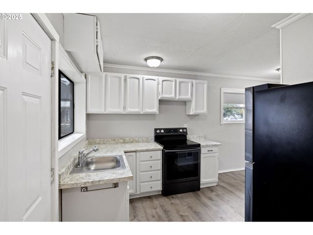 221 S 11TH St, Cottage Grove, OR 97424