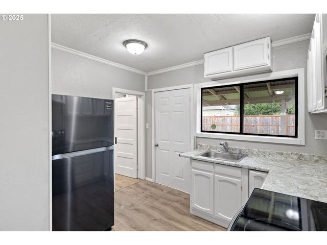 221 S 11TH St, Cottage Grove, OR 97424