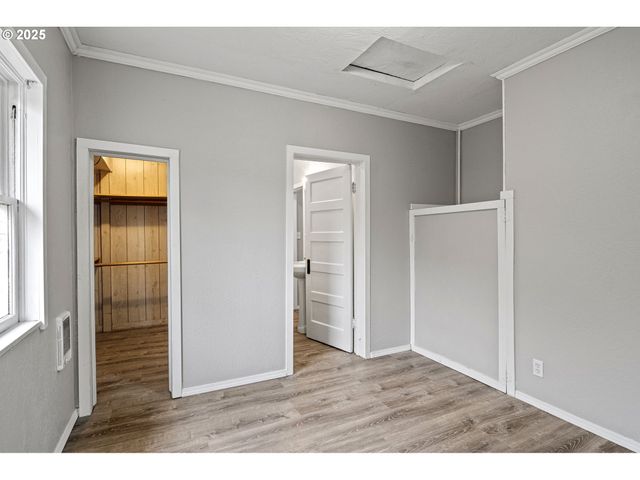 221 S 11TH St, Cottage Grove, OR 97424