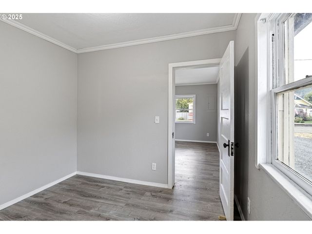 221 S 11TH St, Cottage Grove, OR 97424