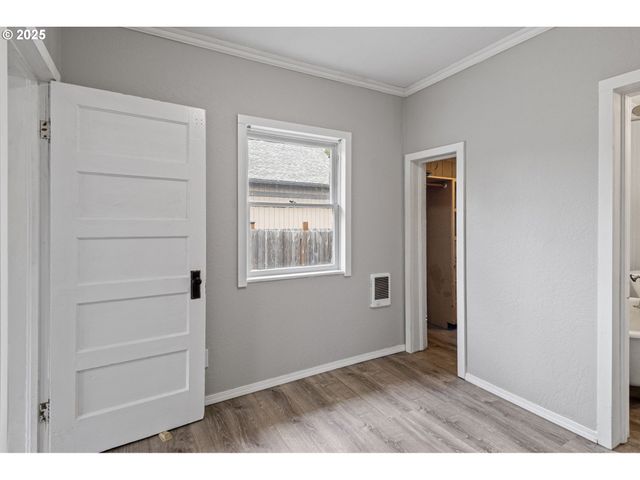 221 S 11TH St, Cottage Grove, OR 97424