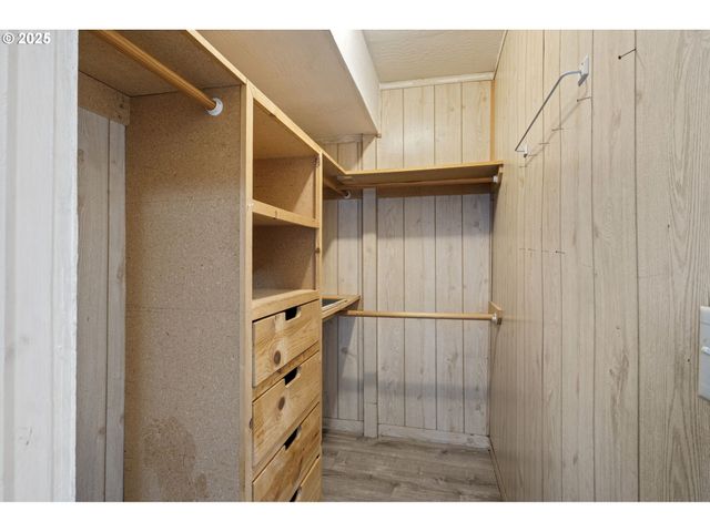 221 S 11TH St, Cottage Grove, OR 97424