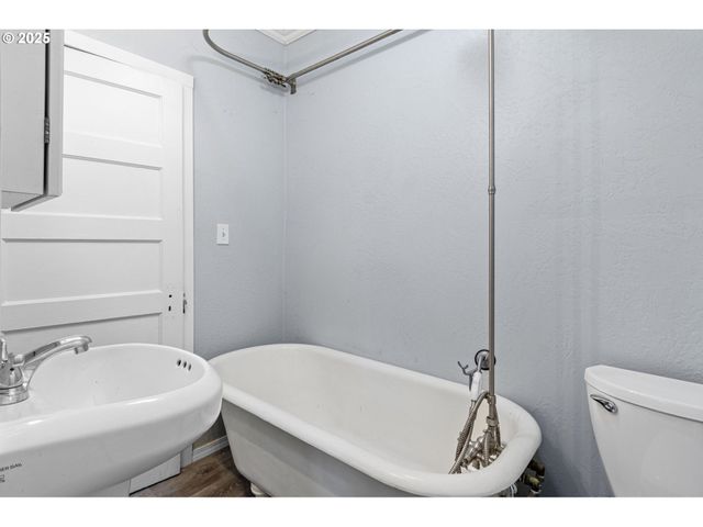 221 S 11TH St, Cottage Grove, OR 97424